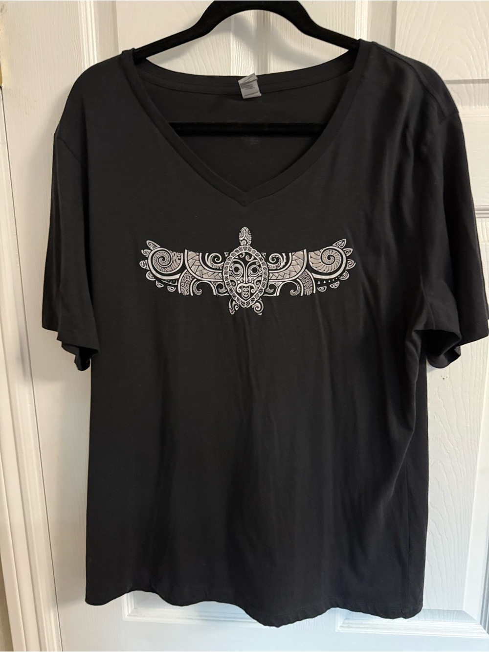 Womenβs Black V-Neck Tee with Tribal Turtle Graphic size XL